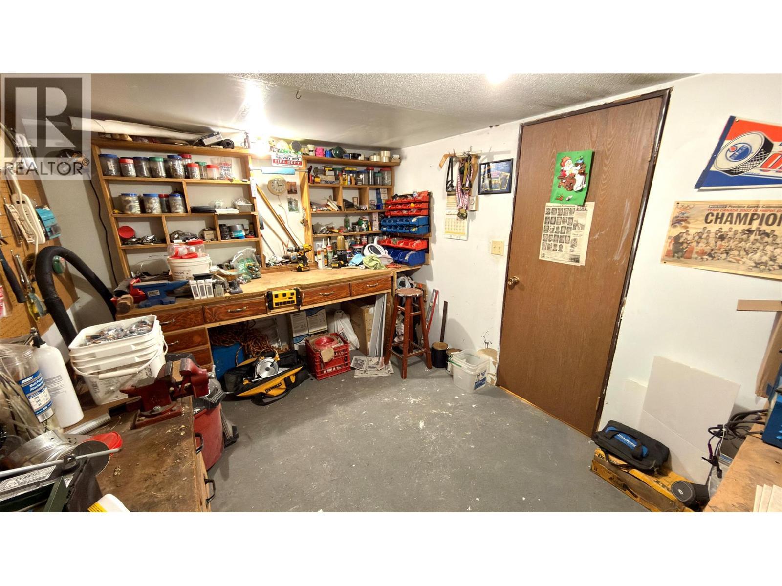 570 Eholt Street, Midway, BC - Indoor