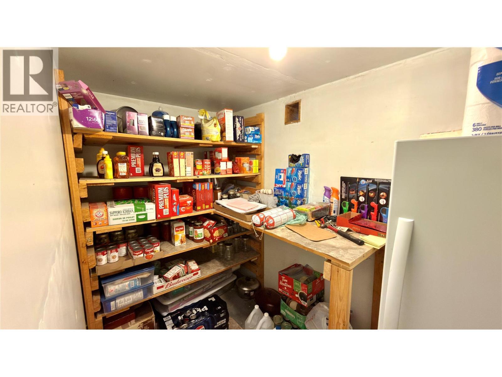 570 Eholt Street, Midway, BC - Indoor