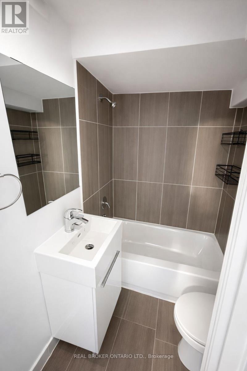 46 College Street, Kitchener, ON - Indoor Photo Showing Bathroom