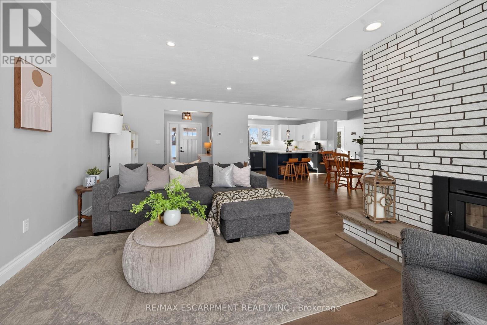 4024 River Road, Haldimand, ON - Indoor Photo Showing Living Room With Fireplace