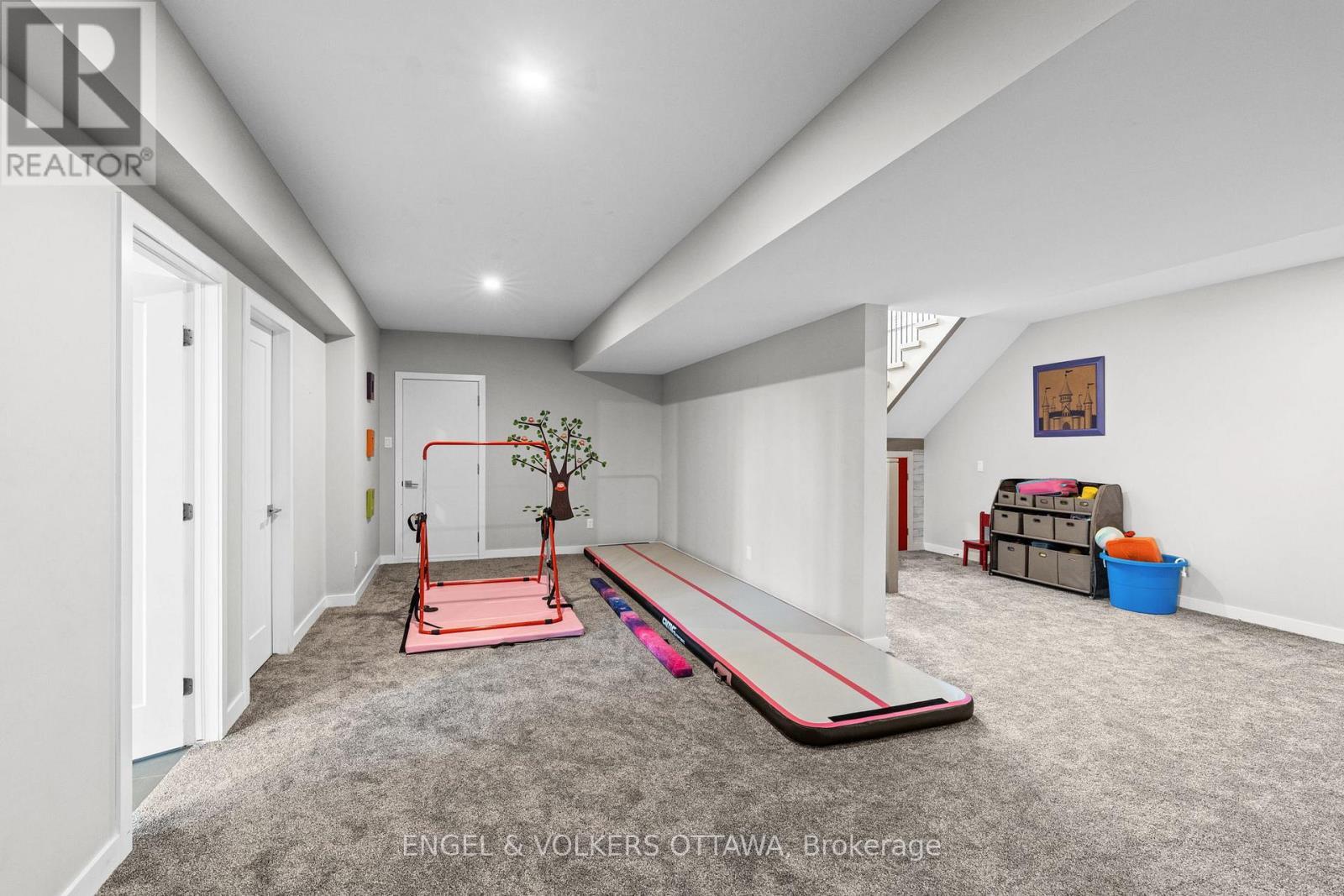 532 Leimerk Court, Ottawa, ON - Indoor