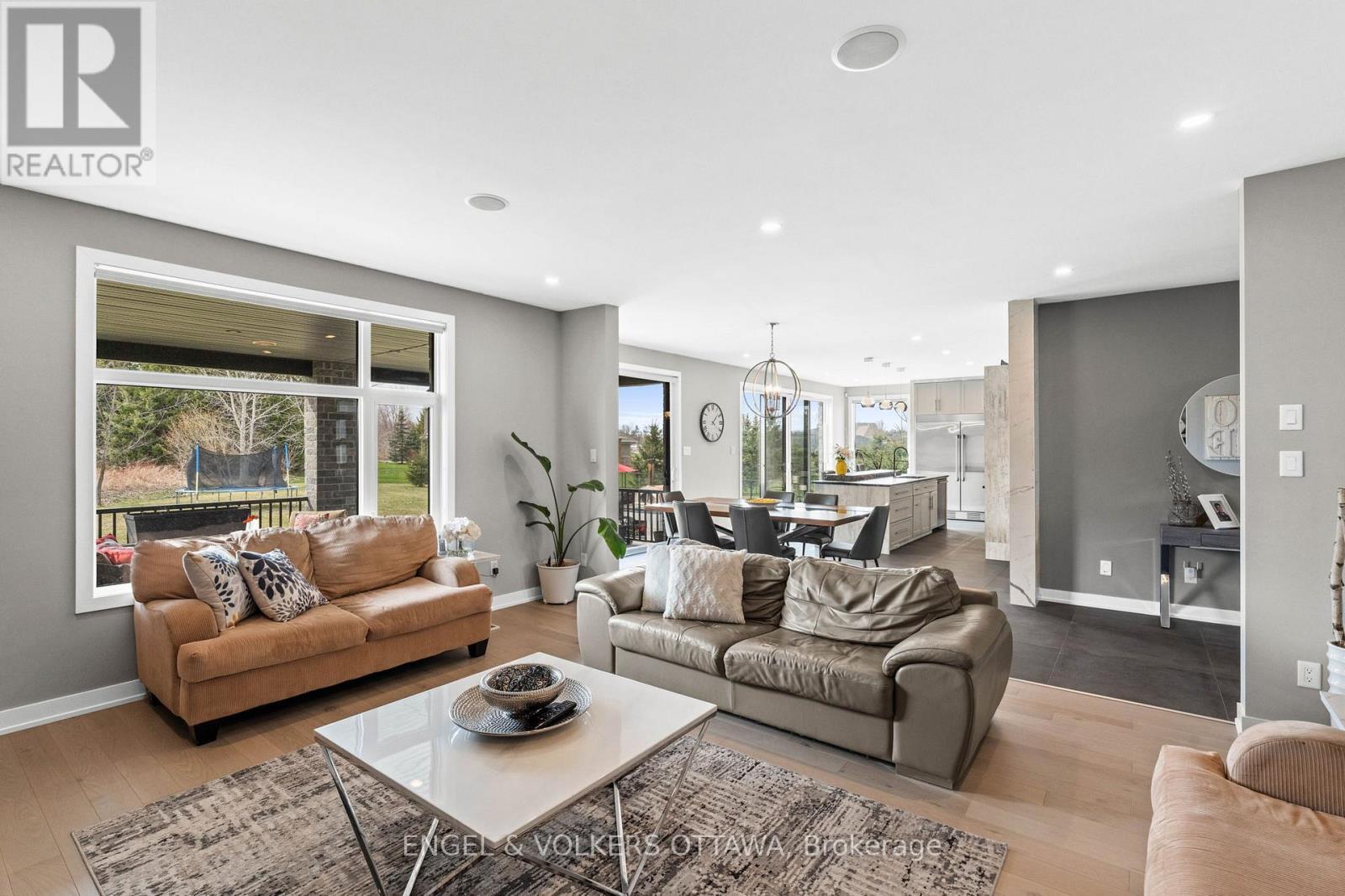 532 Leimerk Court, Ottawa, ON - Indoor Photo Showing Living Room
