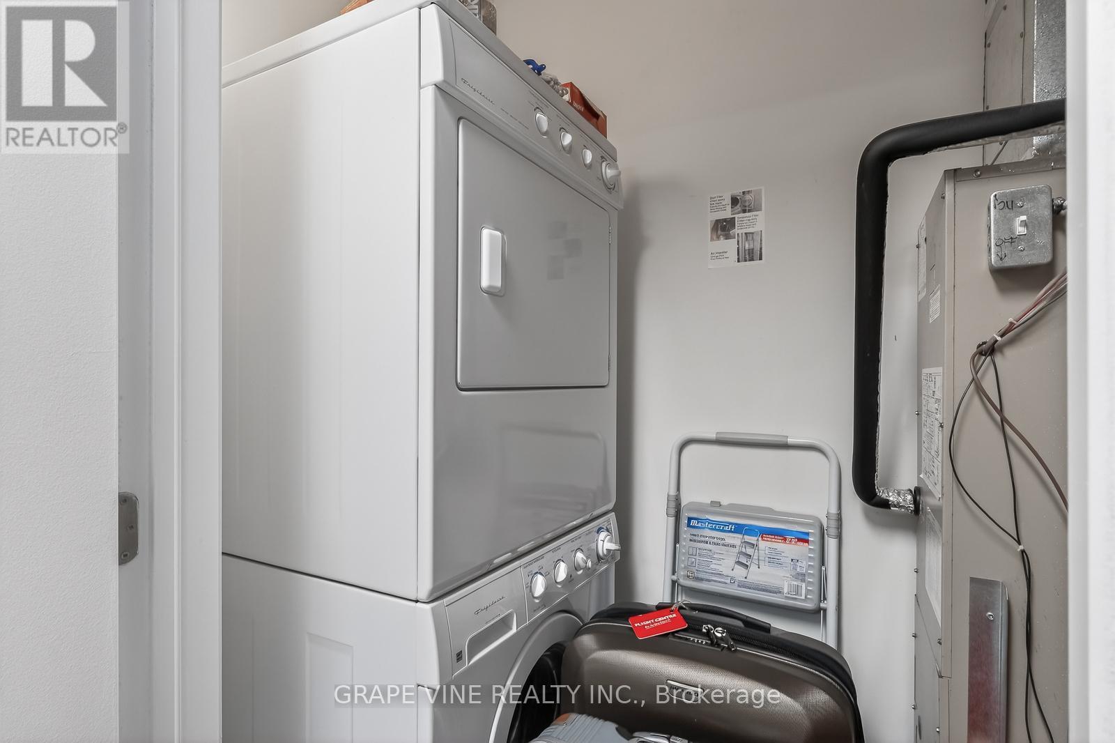 304 - 234 Rideau Street, Ottawa, ON - Indoor Photo Showing Laundry Room