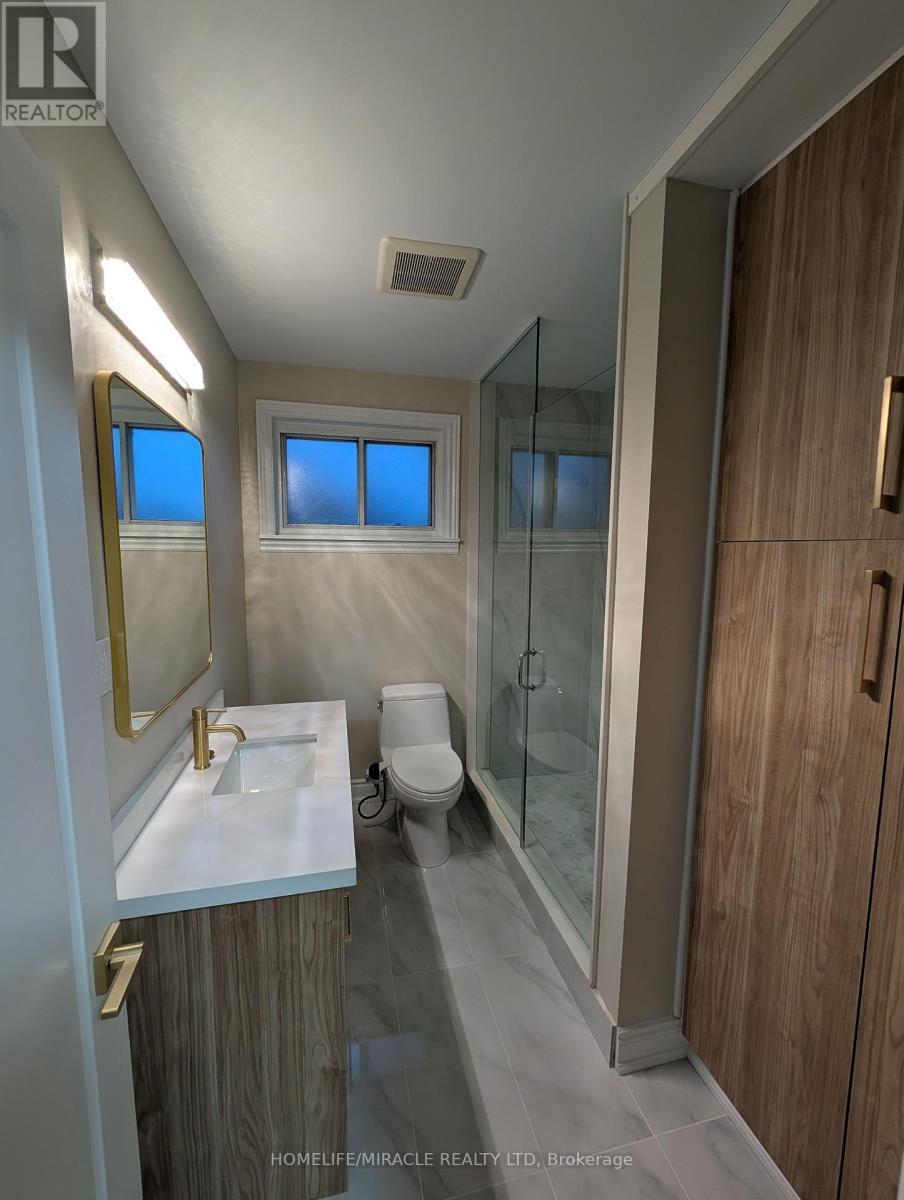 15 Athlone Avenue, Brampton, ON - Indoor Photo Showing Bathroom