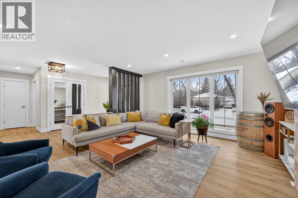 2720 41 Street Sw, Calgary, AB - Indoor Photo Showing Living Room
