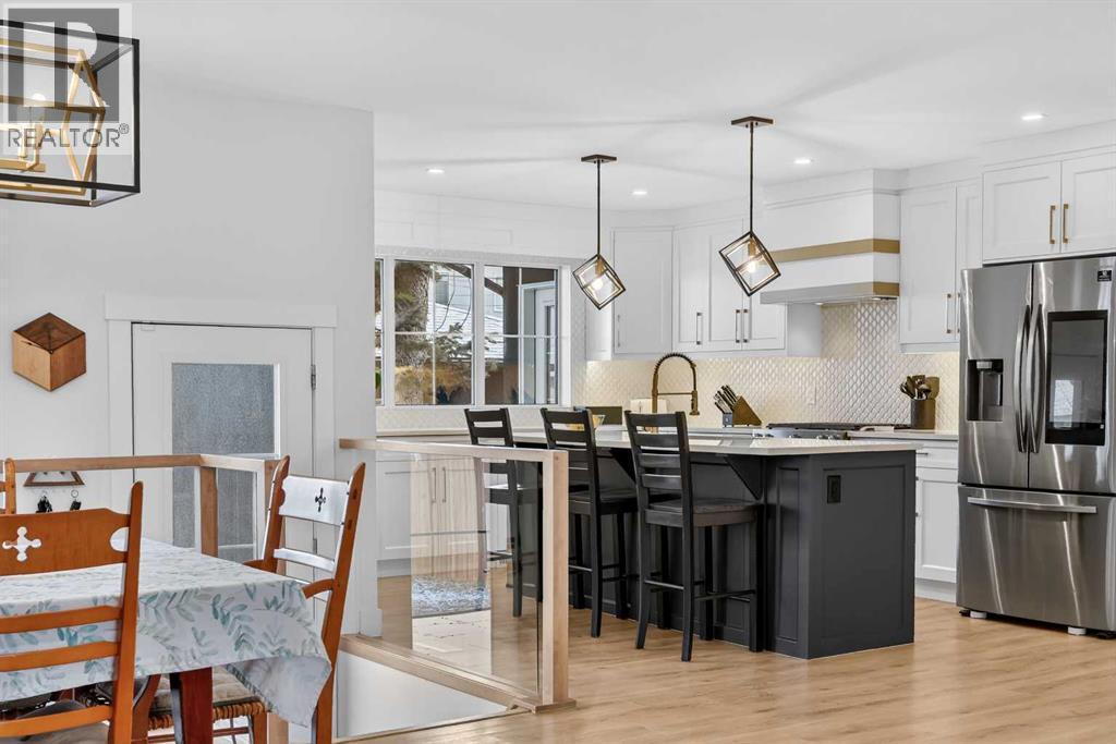 2720 41 Street Sw, Calgary, AB - Indoor