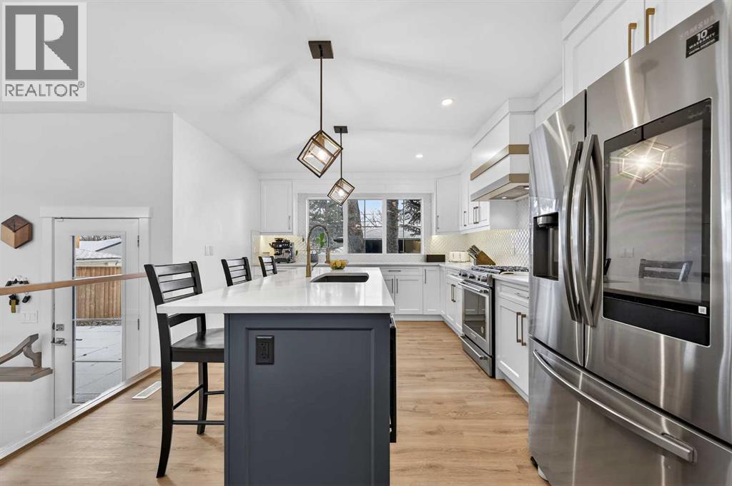 2720 41 Street Sw, Calgary, AB - Indoor Photo Showing Kitchen With Upgraded Kitchen