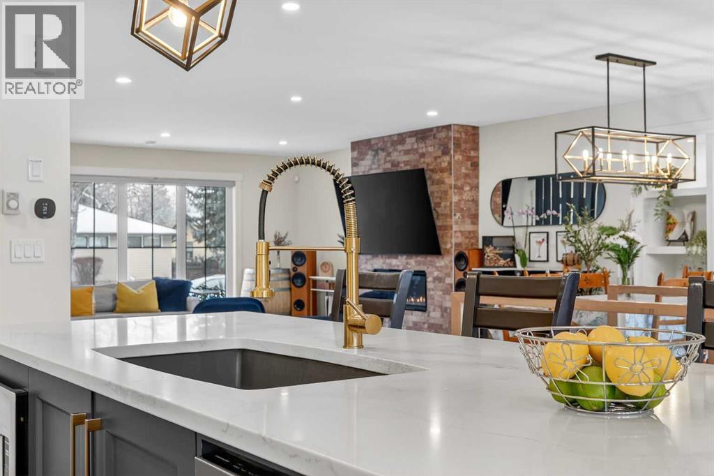 2720 41 Street Sw, Calgary, AB - Indoor