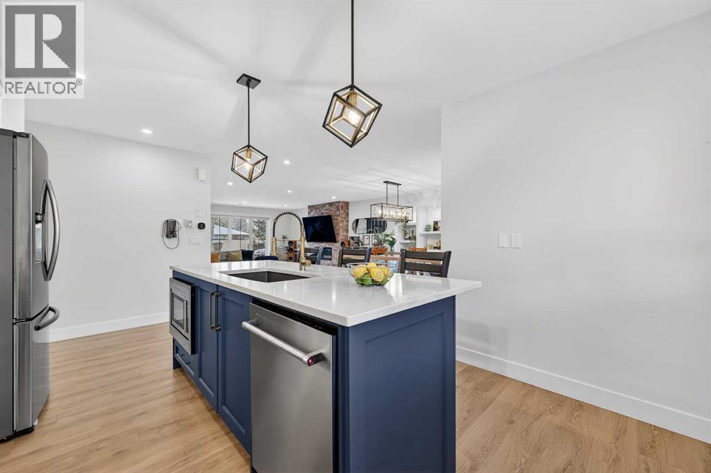 2720 41 Street Sw, Calgary, AB - Indoor Photo Showing Kitchen