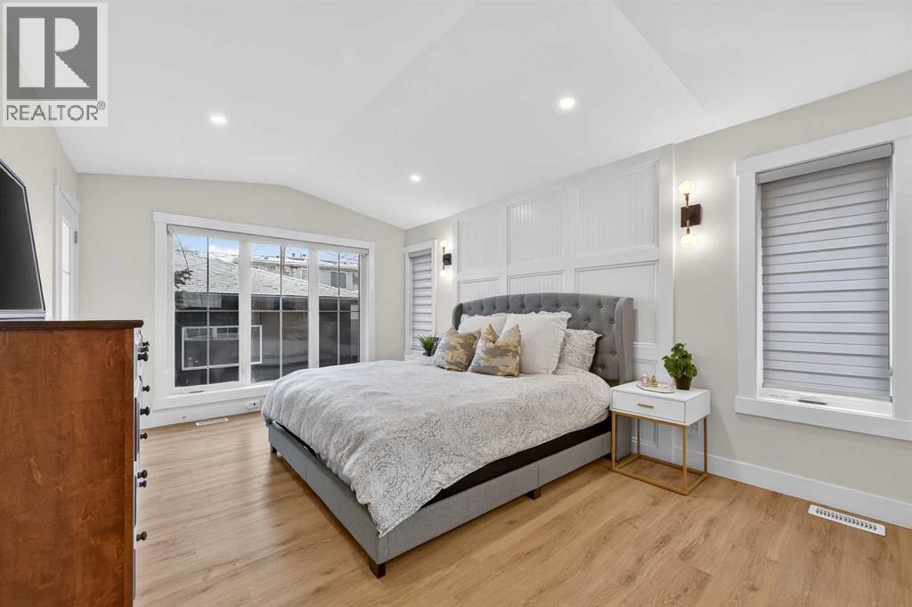 2720 41 Street Sw, Calgary, AB - Indoor Photo Showing Bedroom