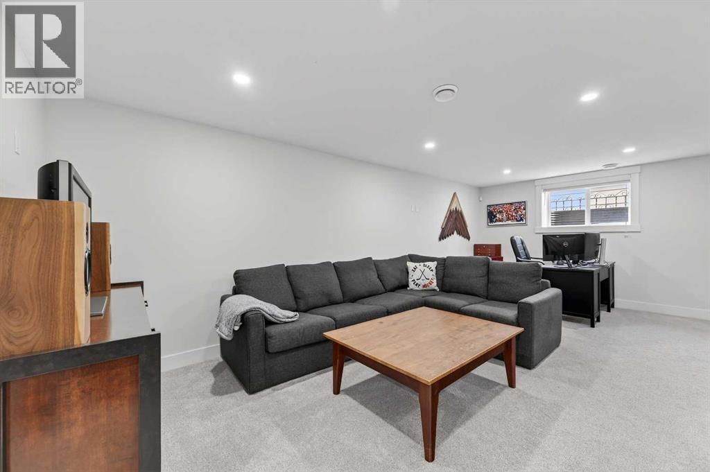 2720 41 Street Sw, Calgary, AB - Indoor