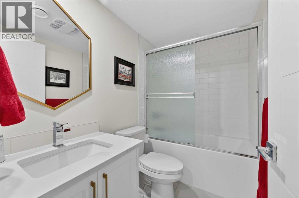 2720 41 Street Sw, Calgary, AB - Indoor Photo Showing Bathroom