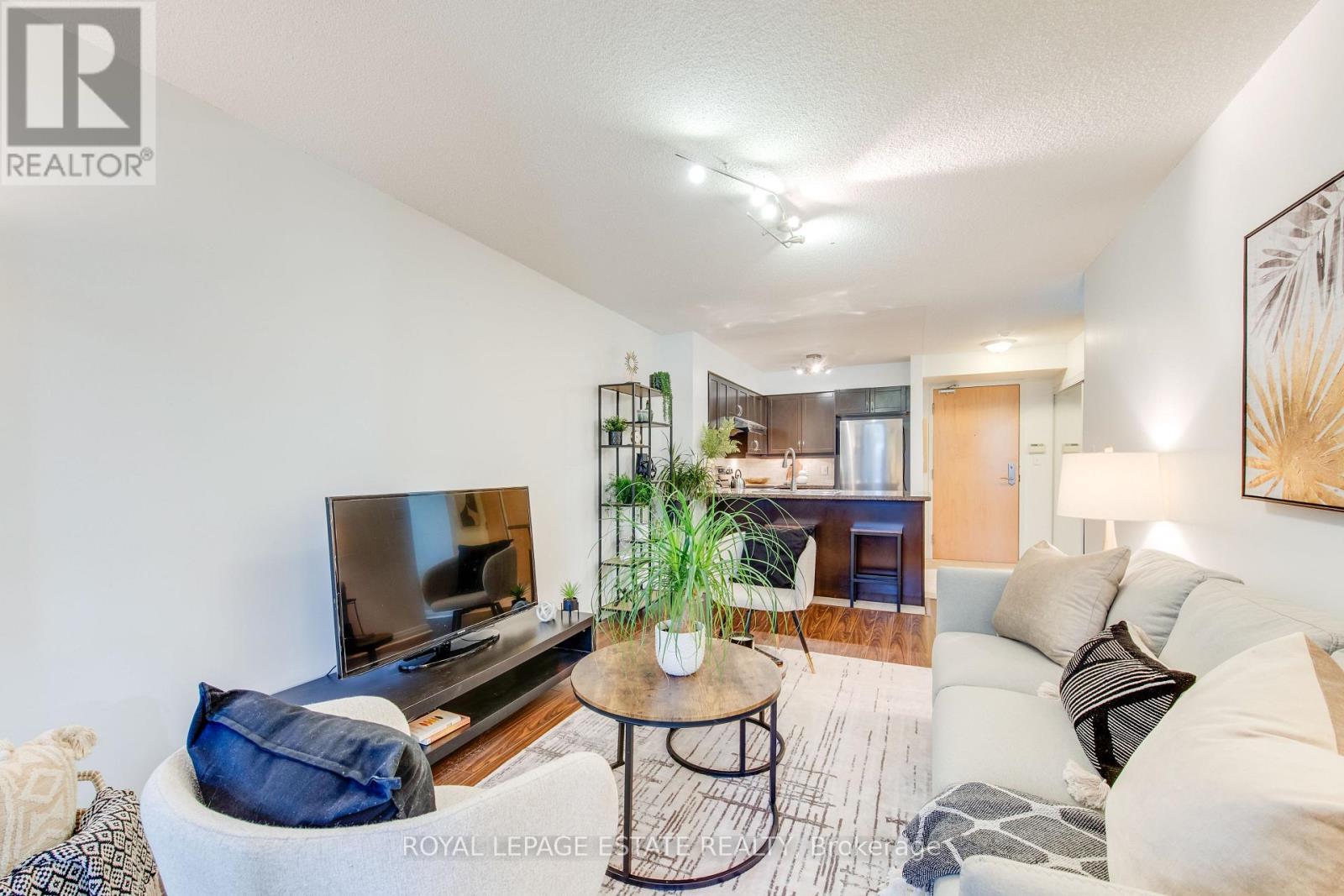 213 - 7363 Kennedy Road, Markham, ON - Indoor Photo Showing Living Room