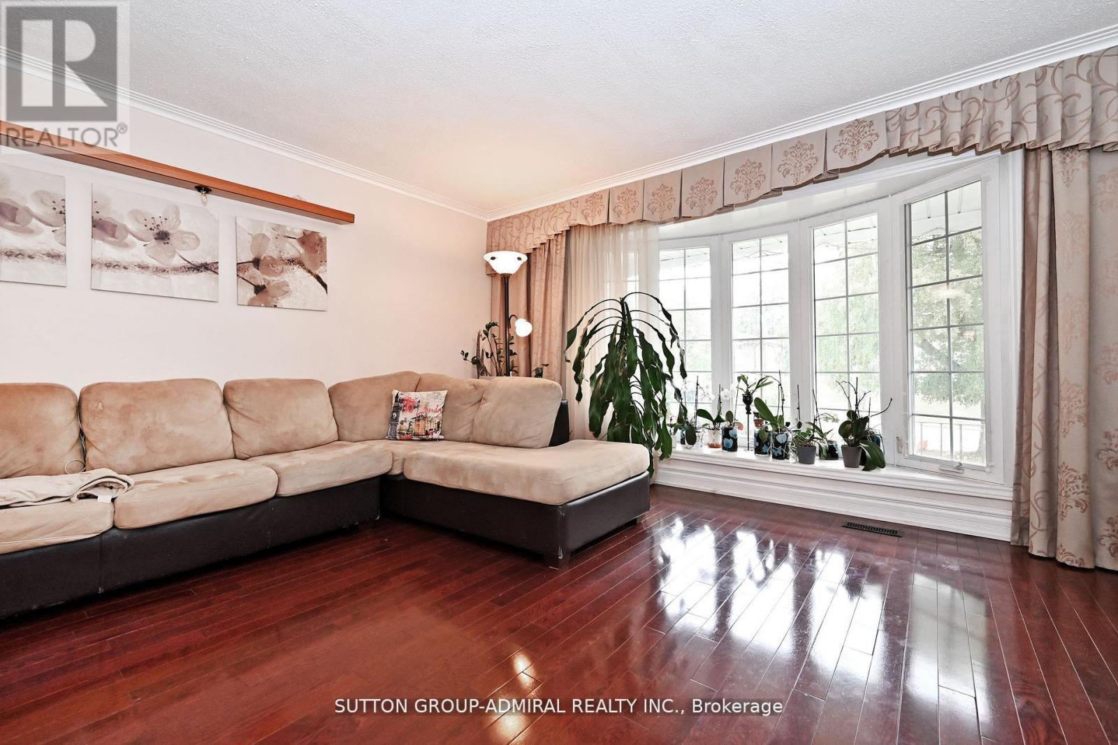 47 Tobermory Drive, Toronto, ON - Indoor Photo Showing Living Room
