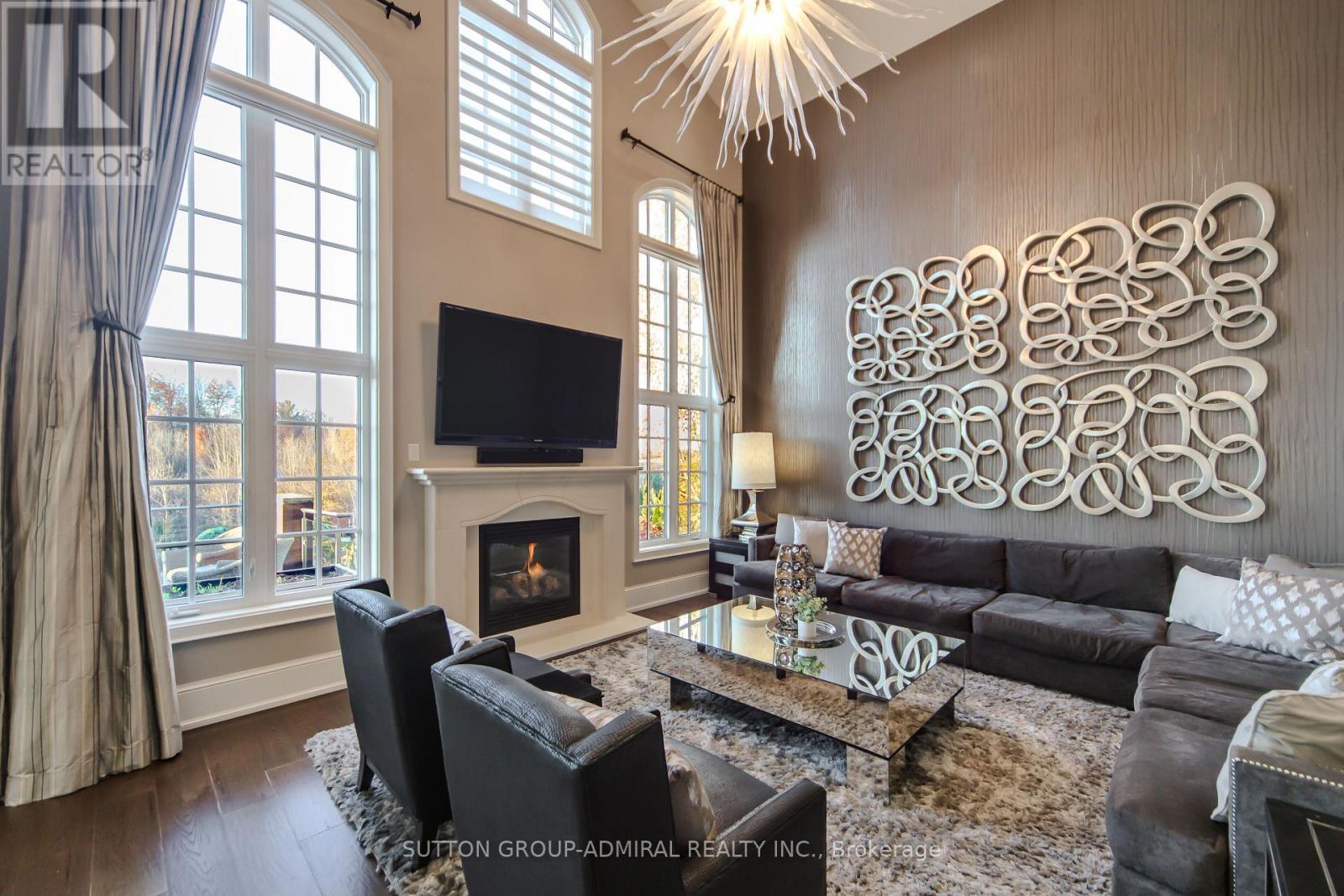16 Bluff Trail, King, ON - Indoor Photo Showing Living Room With Fireplace