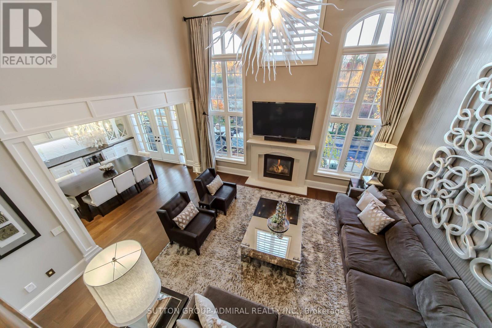 16 Bluff Trail, King, ON - Indoor Photo Showing Living Room With Fireplace