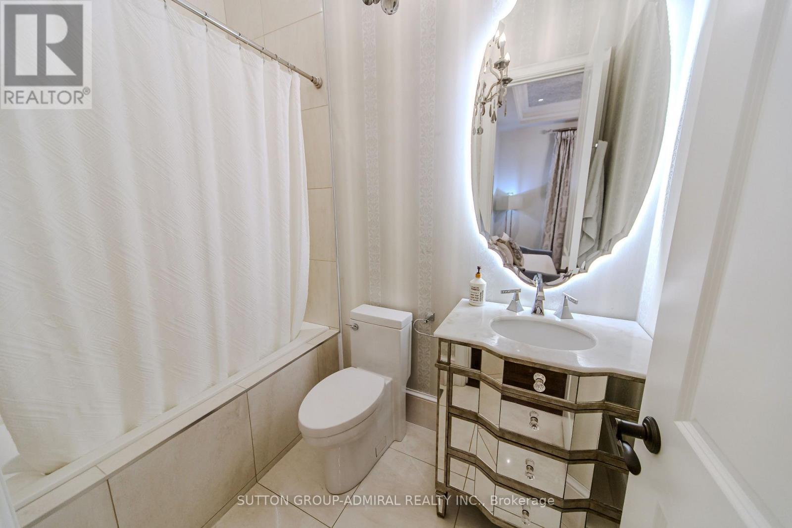16 Bluff Trail, King, ON - Indoor Photo Showing Bathroom