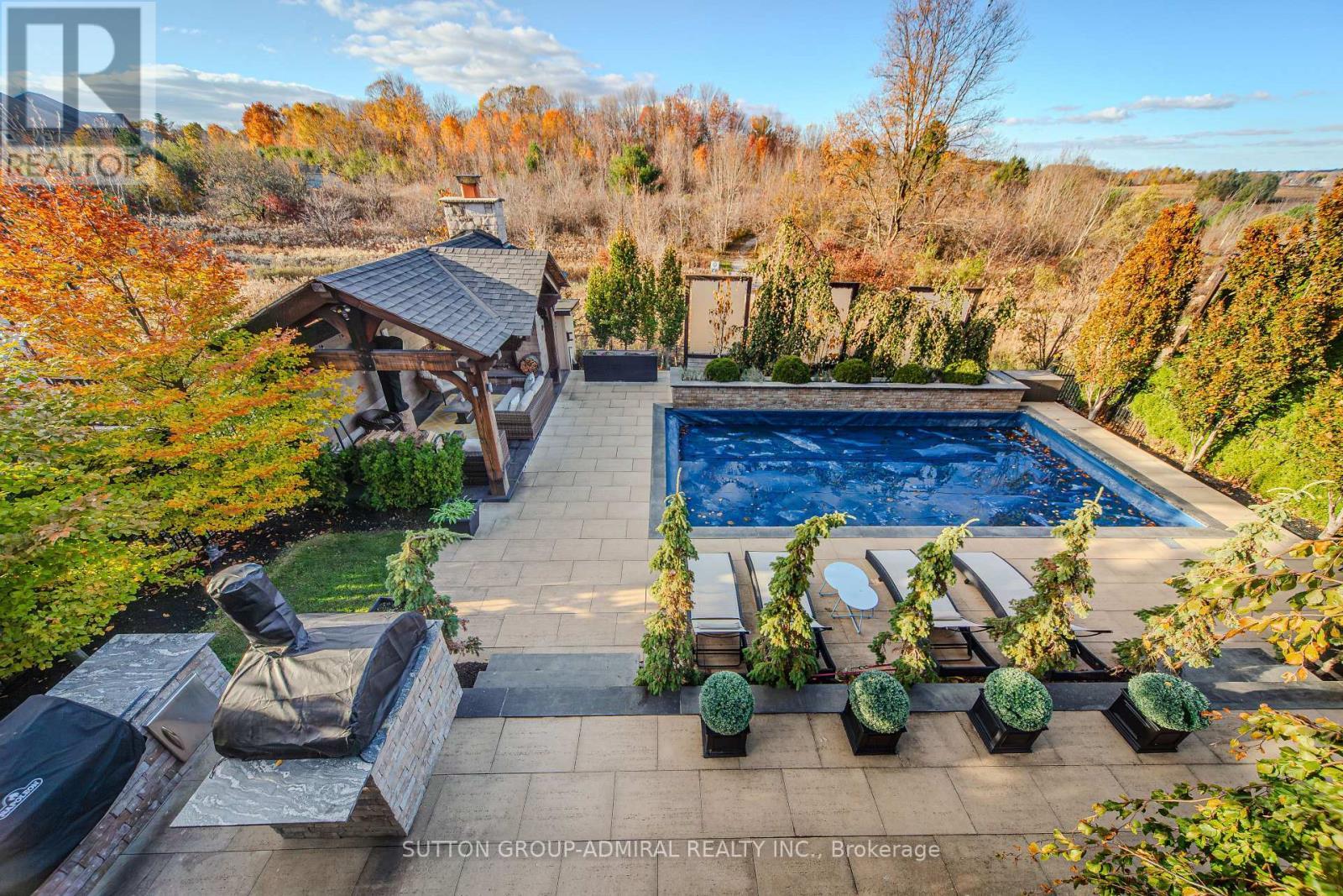 16 Bluff Trail, King, ON - Outdoor With In Ground Pool