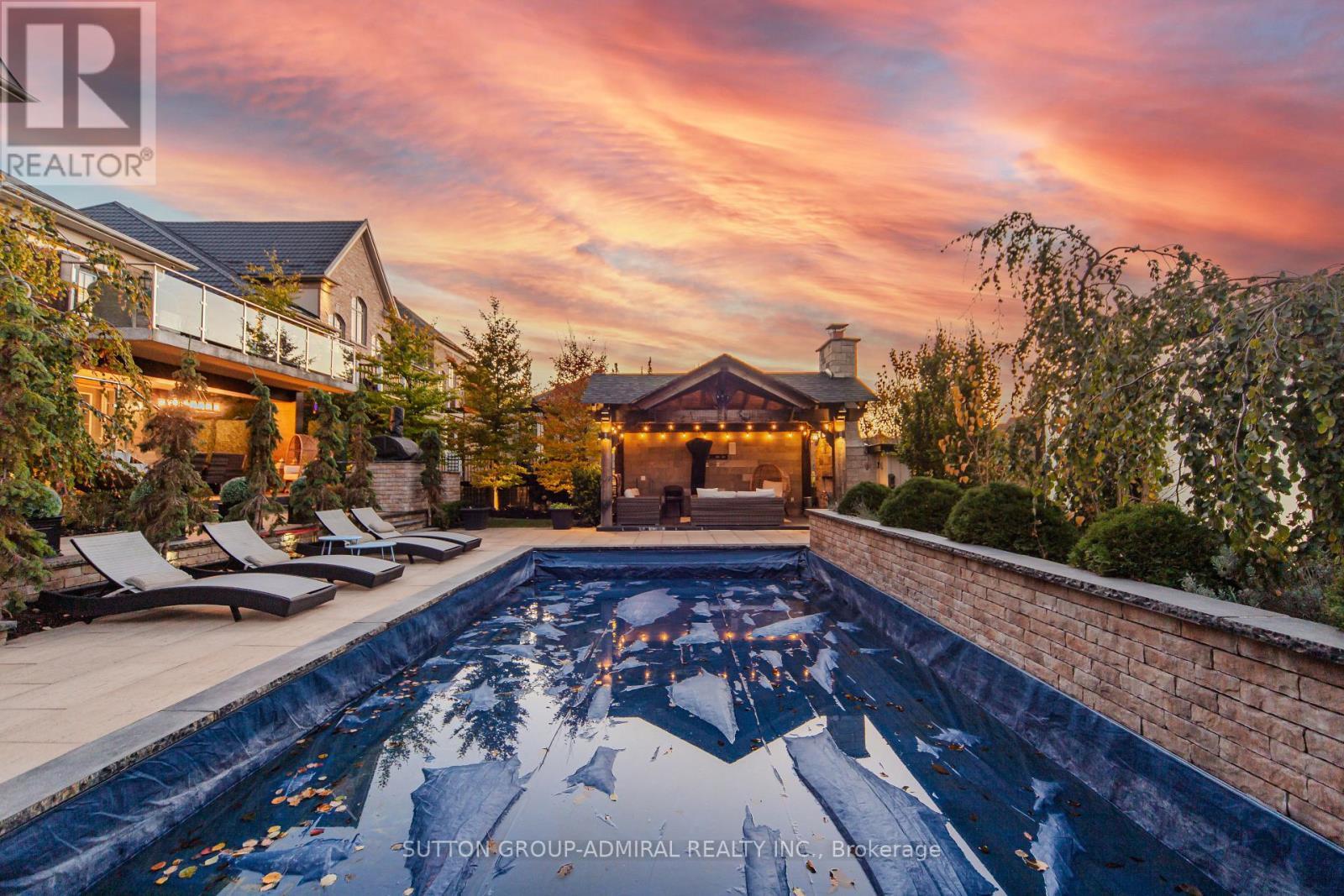 16 Bluff Trail, King, ON - Outdoor With In Ground Pool