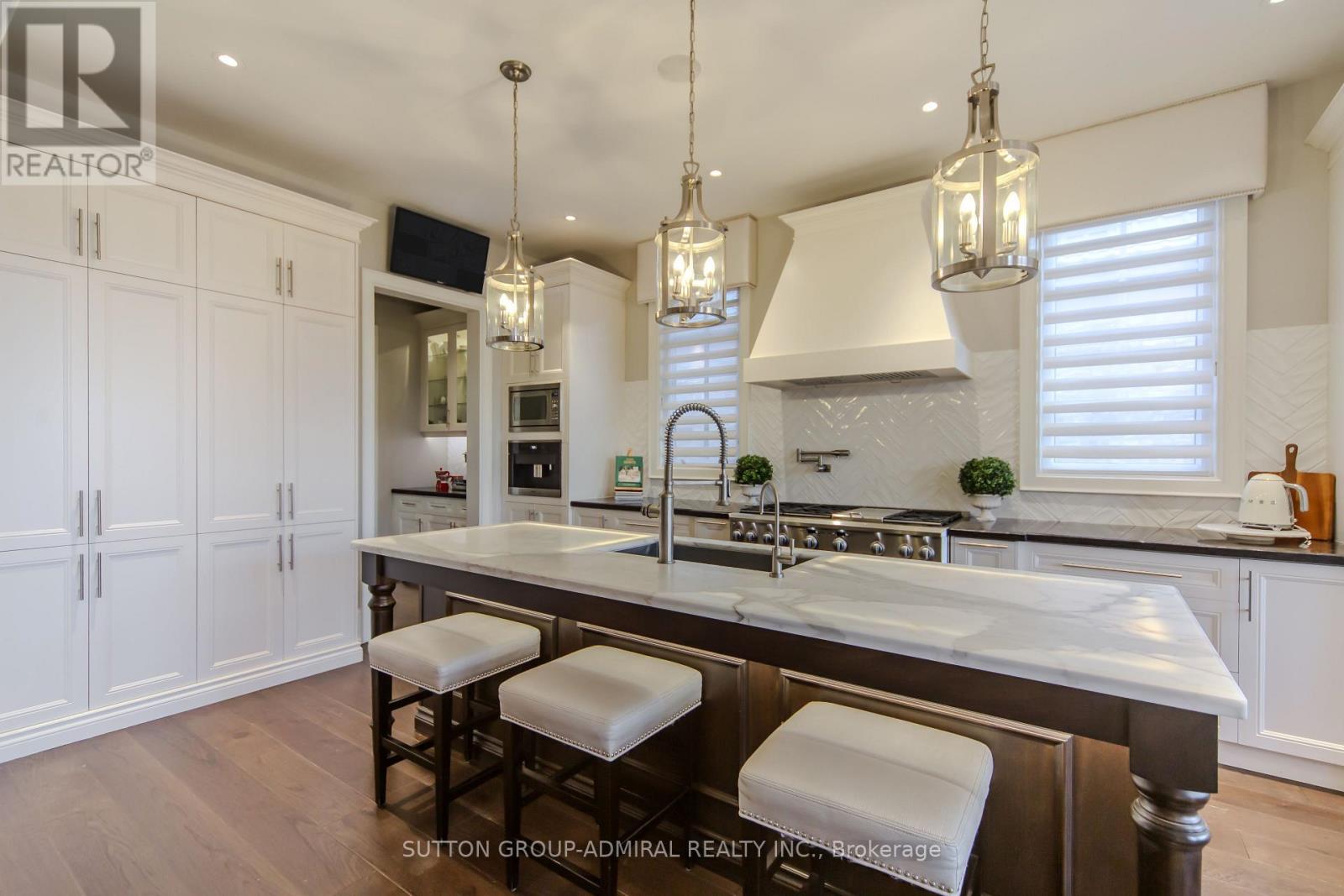 16 Bluff Trail, King, ON - Indoor Photo Showing Kitchen With Upgraded Kitchen