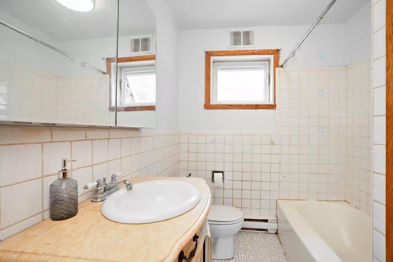 Bathroom - 16 Rue St-André, Saint-Rémi, QC - Indoor Photo Showing Bathroom