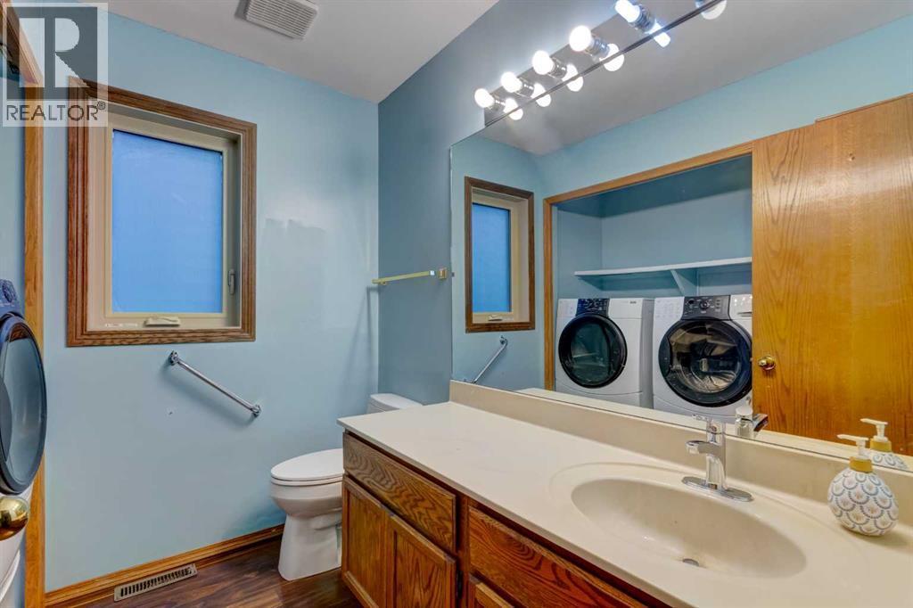 184 Riverbend Drive Se, Calgary, AB - Indoor Photo Showing Bathroom