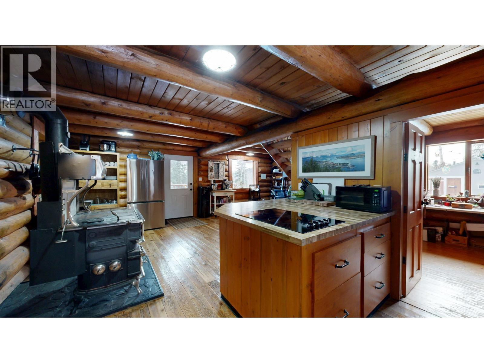 7671 Rutherford Road, Bridge Lake, BC - Indoor