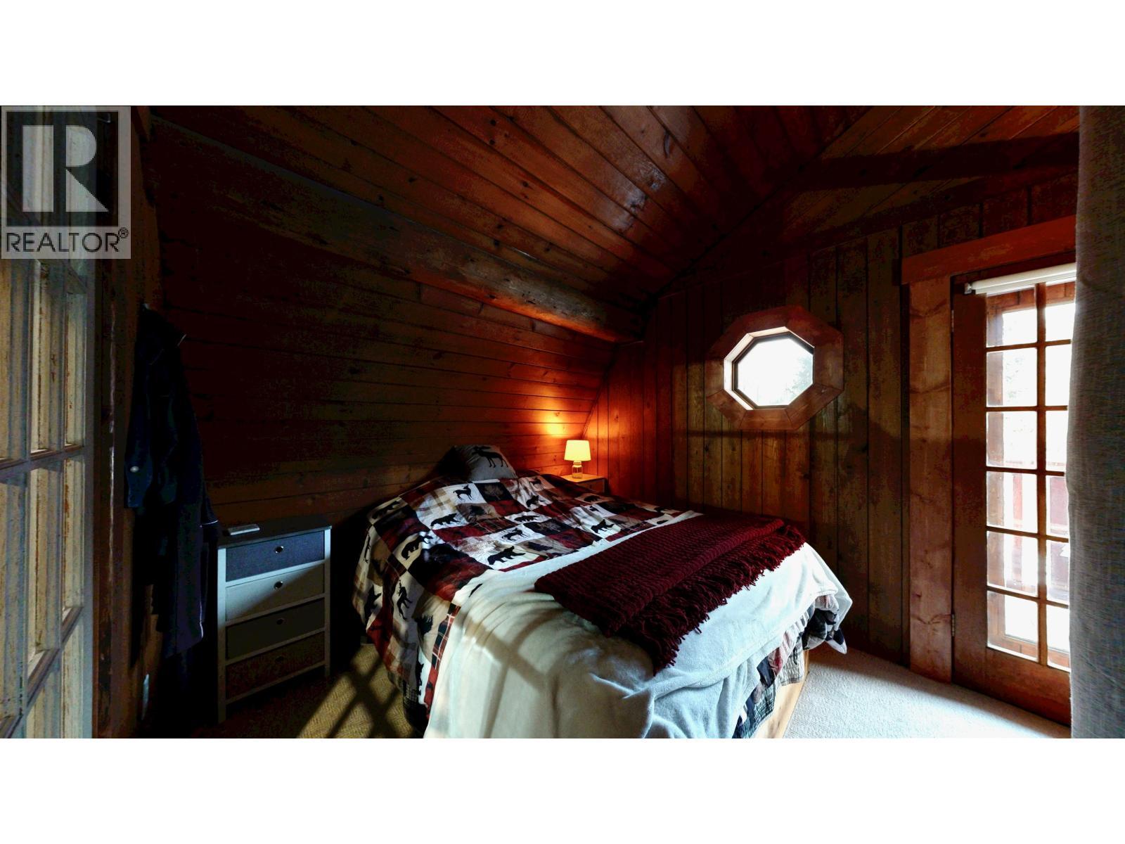 7671 Rutherford Road, Bridge Lake, BC - Indoor Photo Showing Bedroom