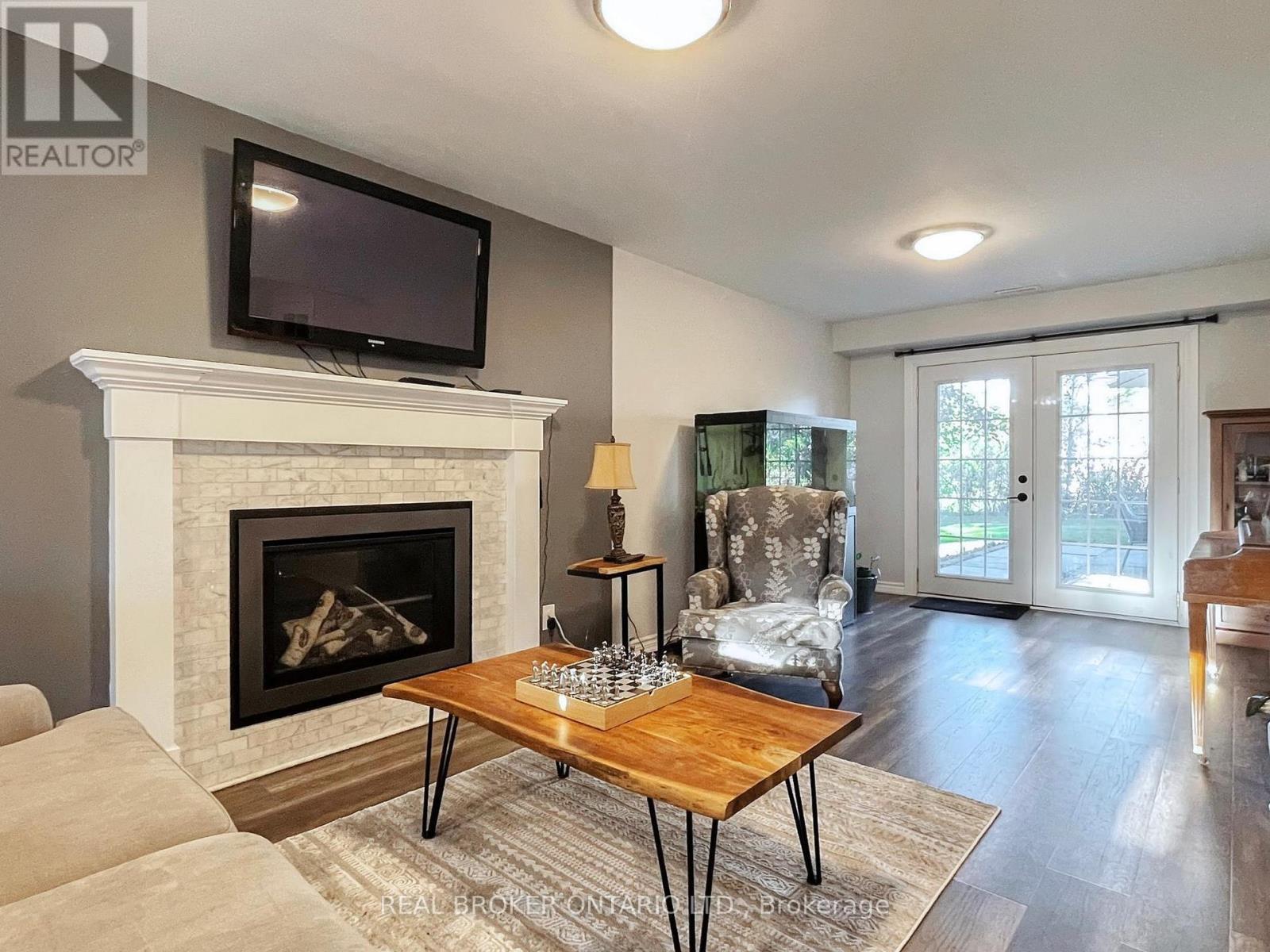 15 Jasmine Crescent, Whitchurch-Stouffville, ON - Indoor Photo Showing Living Room With Fireplace