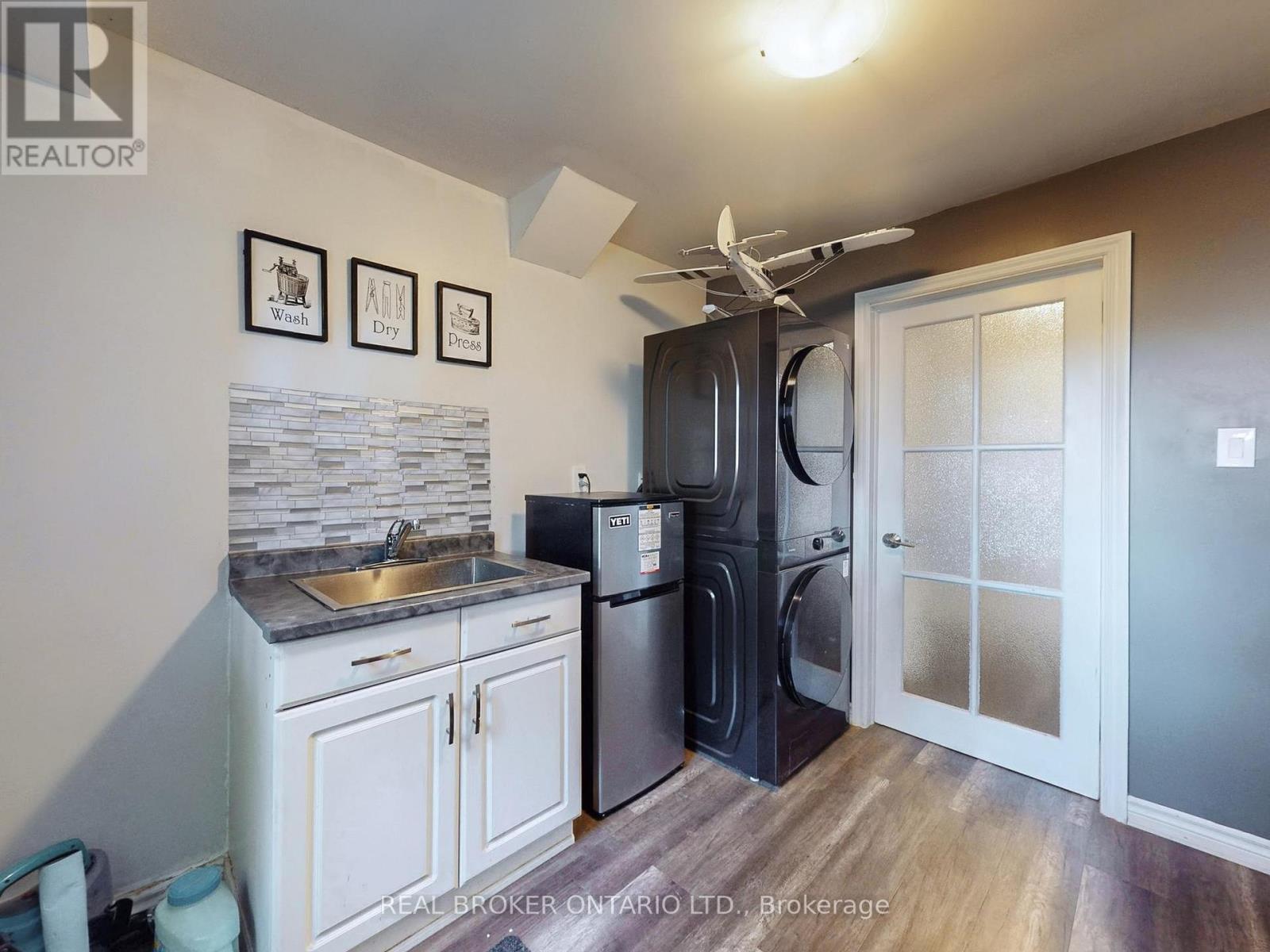 15 Jasmine Crescent, Whitchurch-Stouffville, ON - Indoor Photo Showing Laundry Room