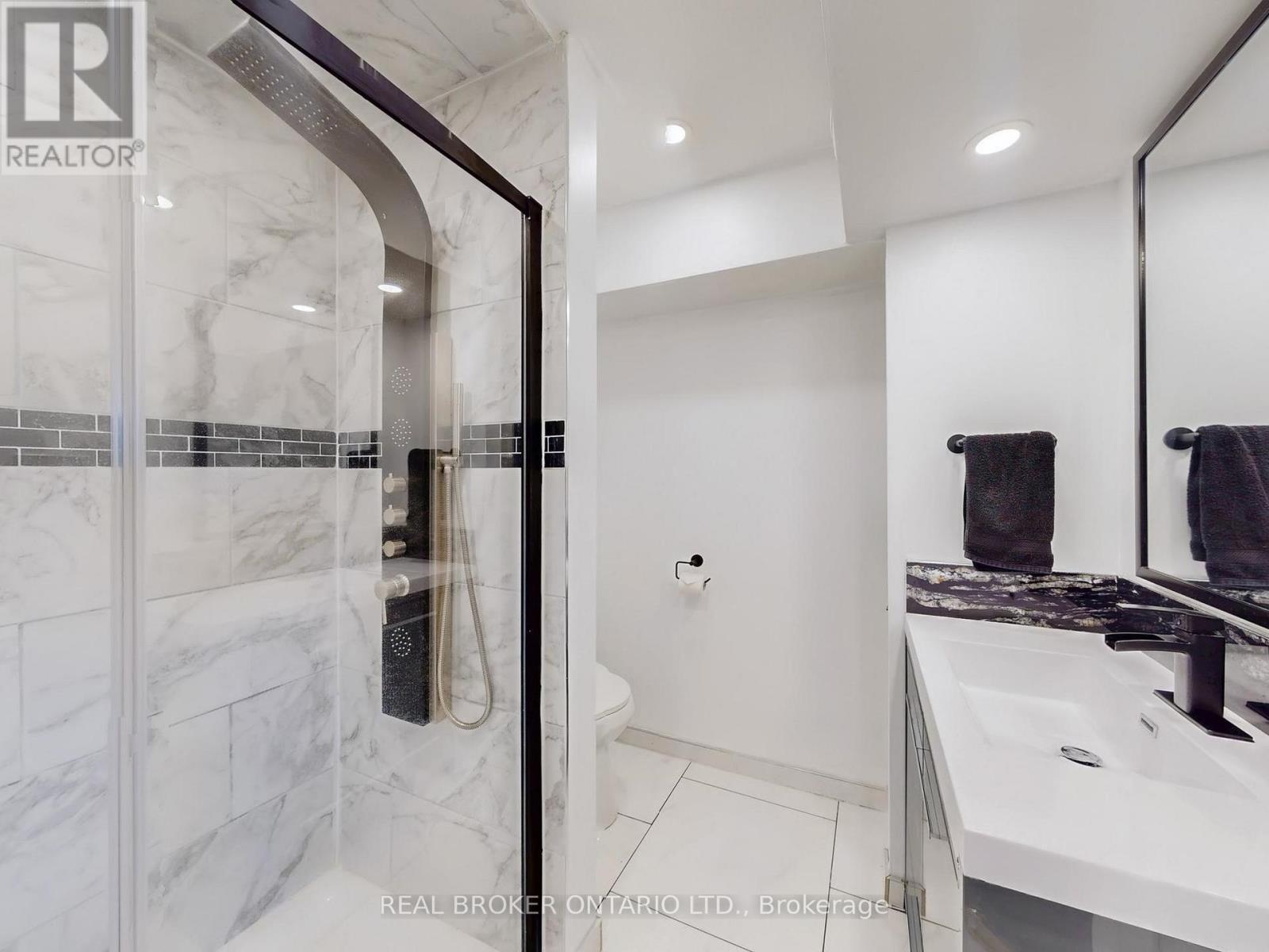15 Jasmine Crescent, Whitchurch-Stouffville, ON - Indoor Photo Showing Bathroom