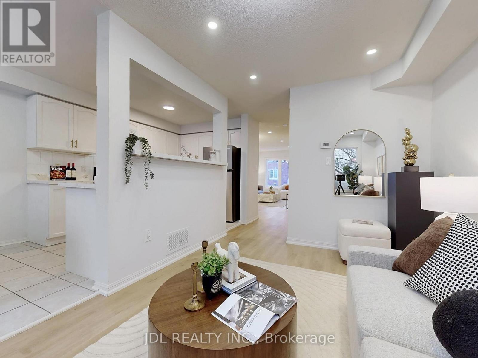 39 - 2 Clay Brick Court, Brampton, ON - Indoor Photo Showing Living Room