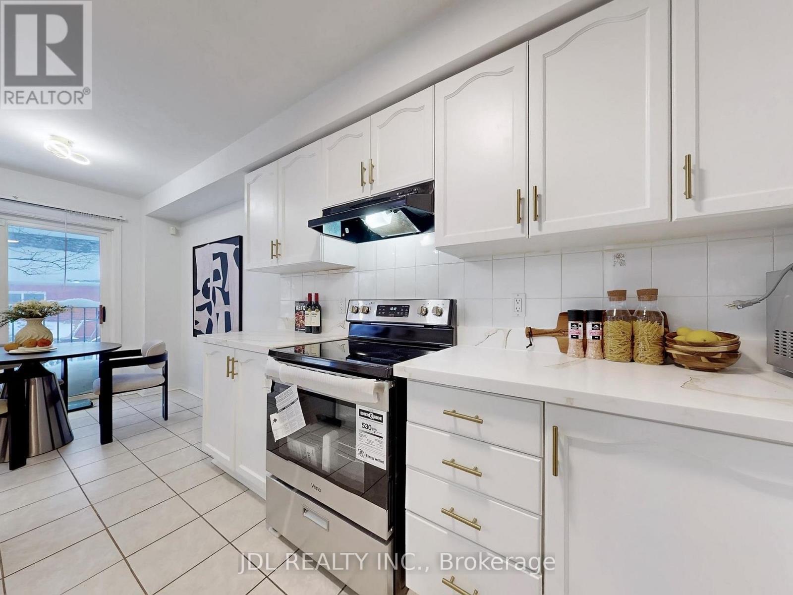 39 - 2 Clay Brick Court, Brampton, ON - Indoor Photo Showing Kitchen