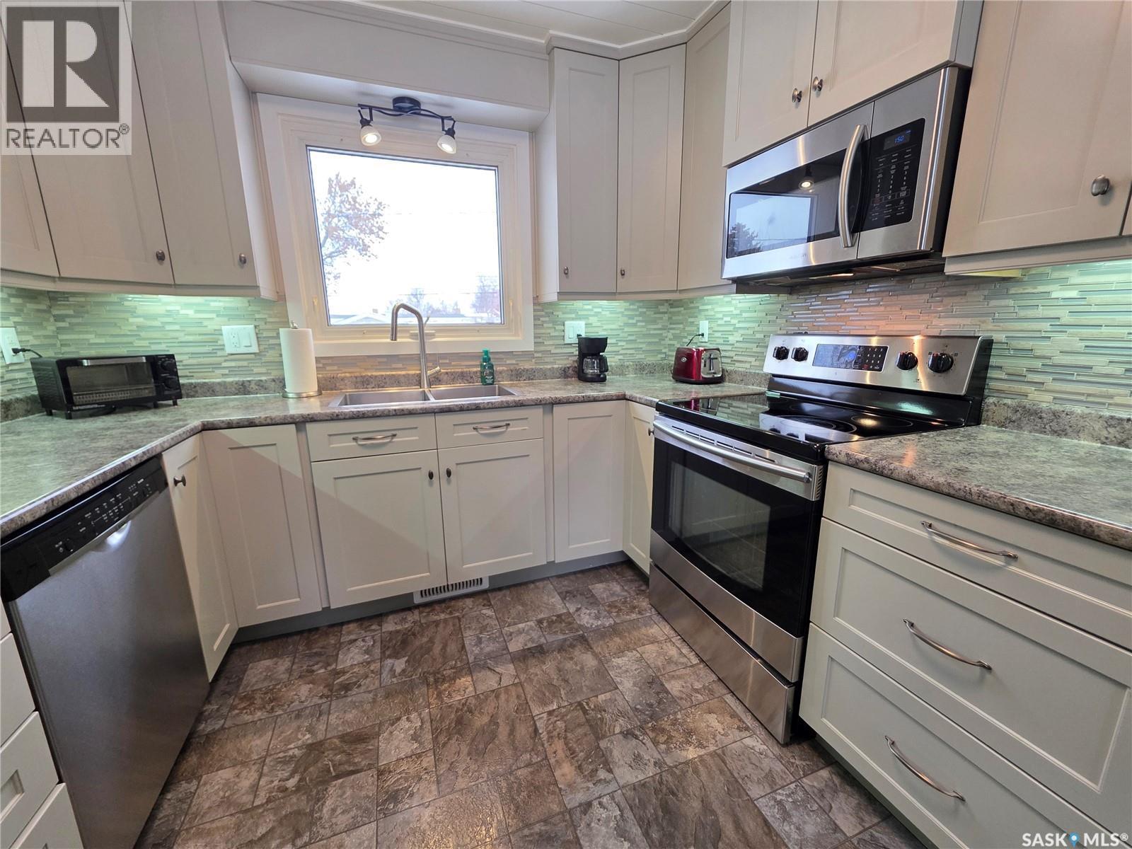 211 Allen Drive, Swift Current, SK - Indoor Photo Showing Kitchen
