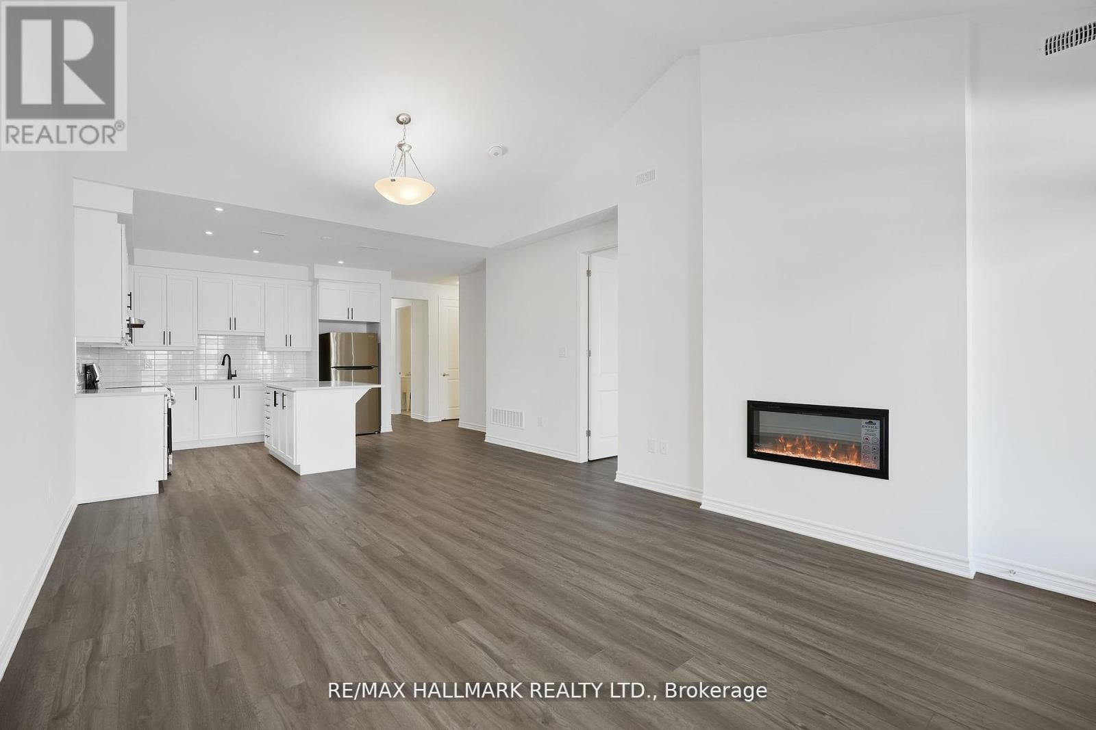 700 Sargeant Place, Innisfil, ON - Indoor With Fireplace