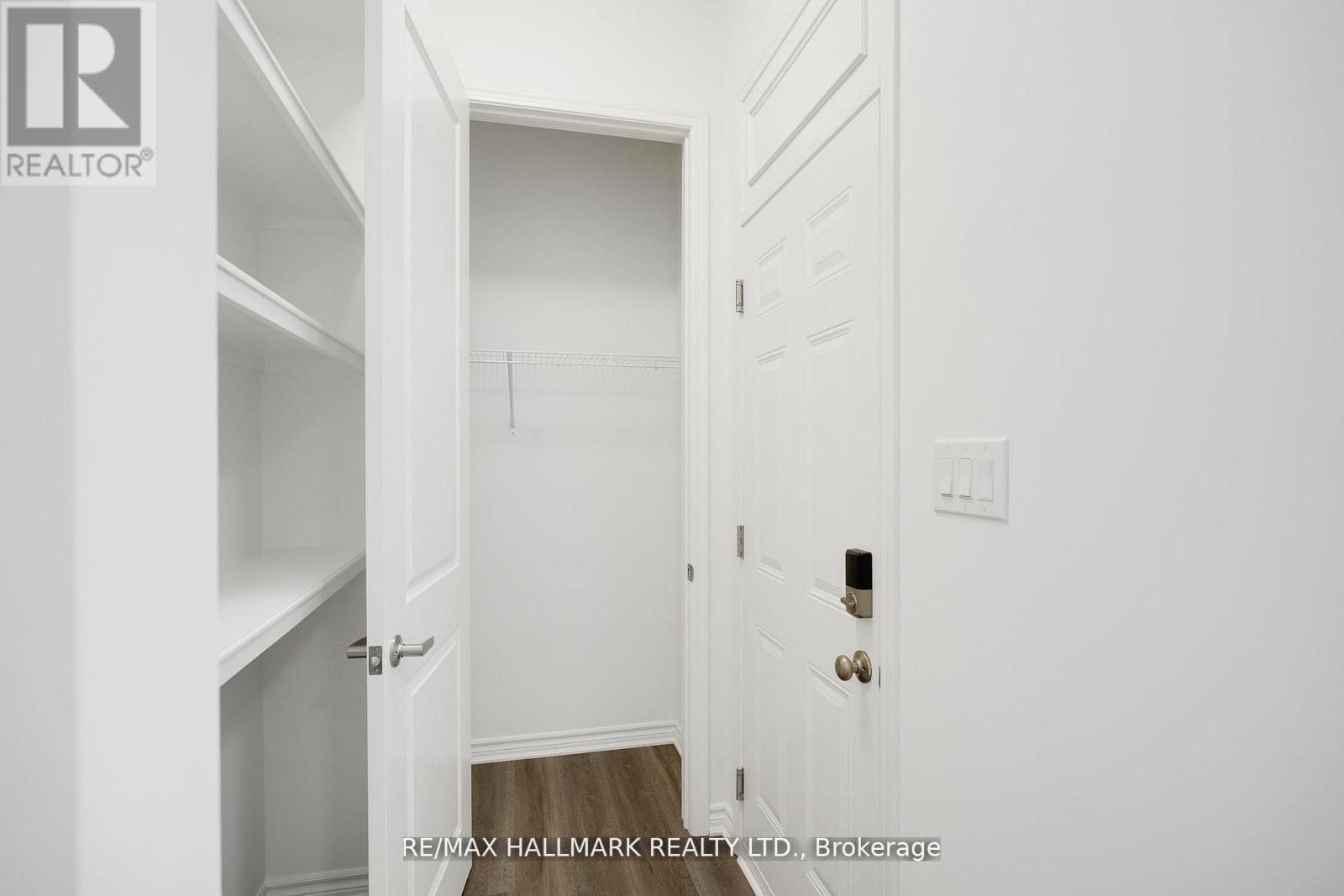 700 Sargeant Place, Innisfil, ON - Indoor Photo Showing Other Room