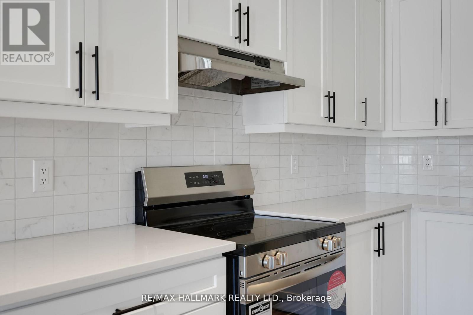 700 Sargeant Place, Innisfil, ON - Indoor Photo Showing Kitchen