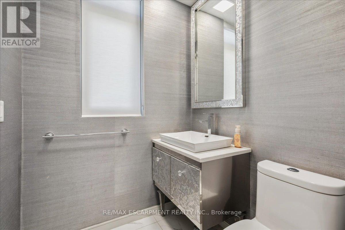 4 Sunrow Gate, Hamilton, ON - Indoor Photo Showing Bathroom