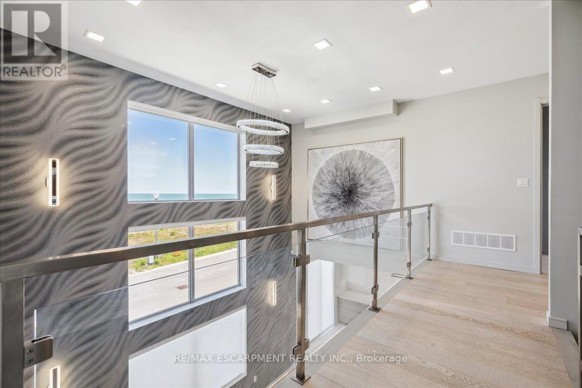 4 Sunrow Gate, Hamilton, ON - Indoor Photo Showing Other Room