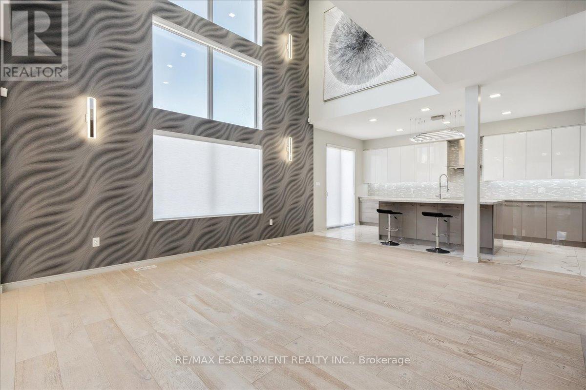 4 Sunrow Gate, Hamilton, ON - Indoor Photo Showing Other Room