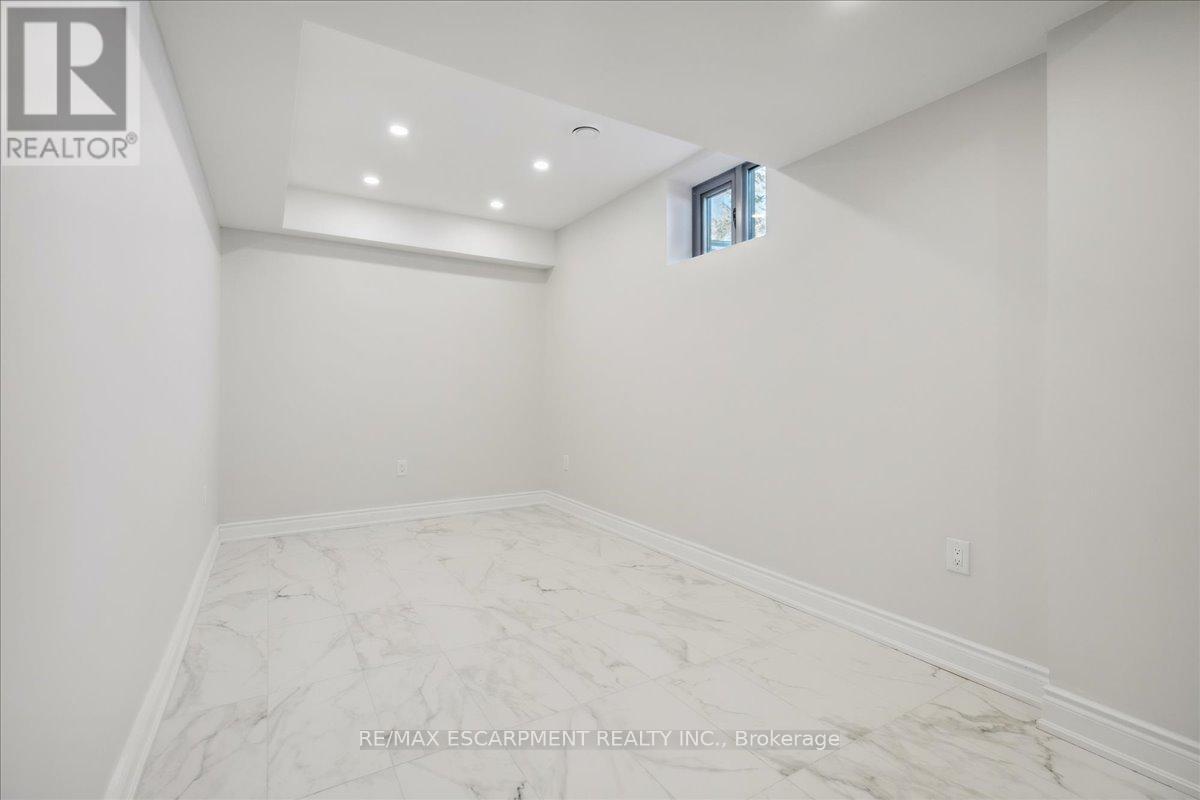 4 Sunrow Gate, Hamilton, ON - Indoor Photo Showing Other Room