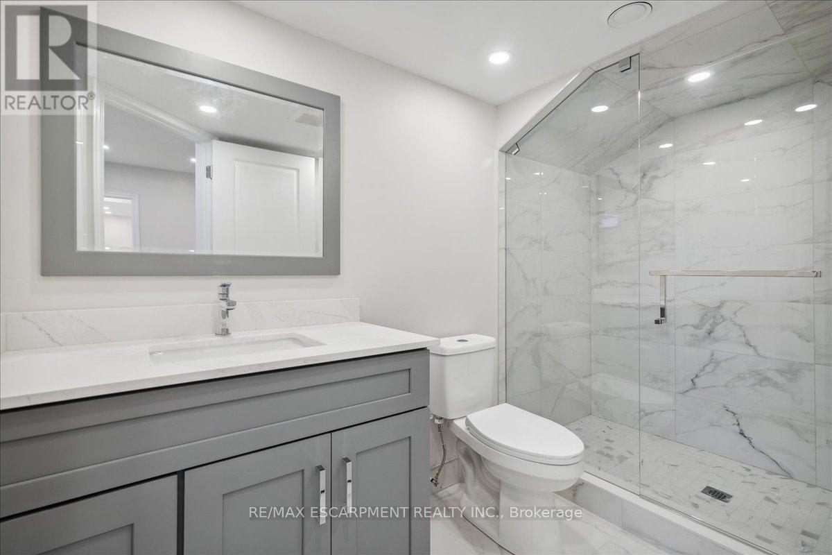 4 Sunrow Gate, Hamilton, ON - Indoor Photo Showing Bathroom