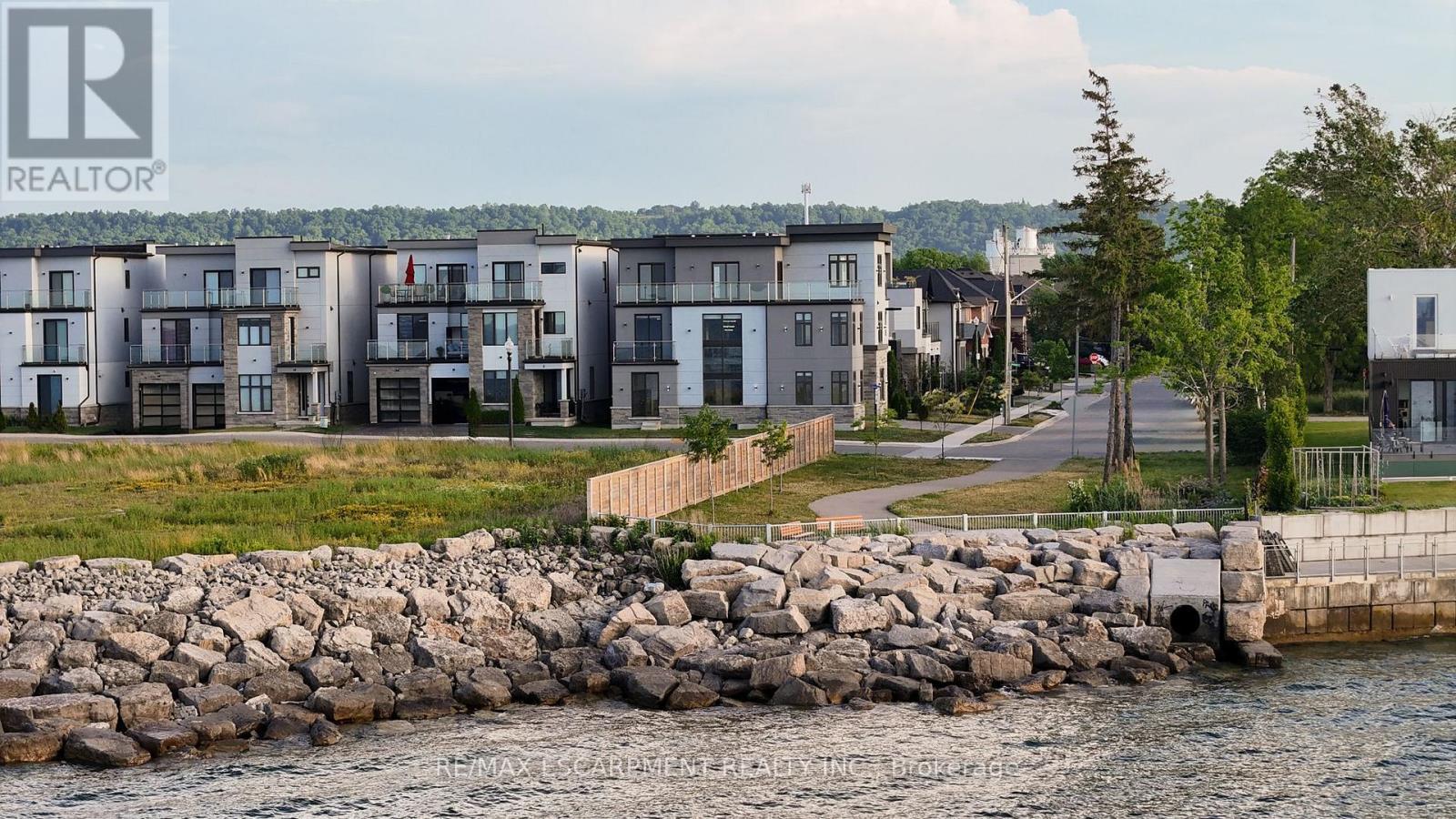 4 Sunrow Gate, Hamilton, ON - Outdoor With Body Of Water