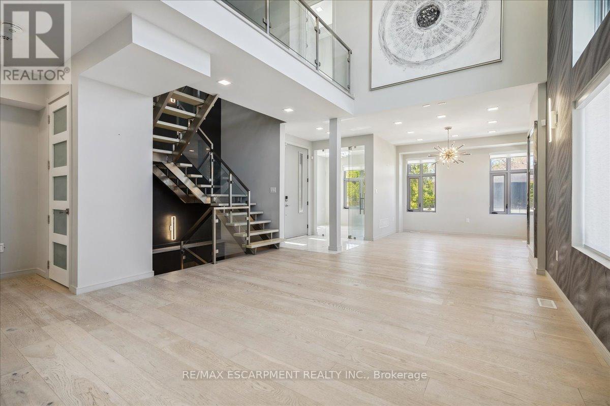 4 Sunrow Gate, Hamilton, ON - Indoor Photo Showing Other Room