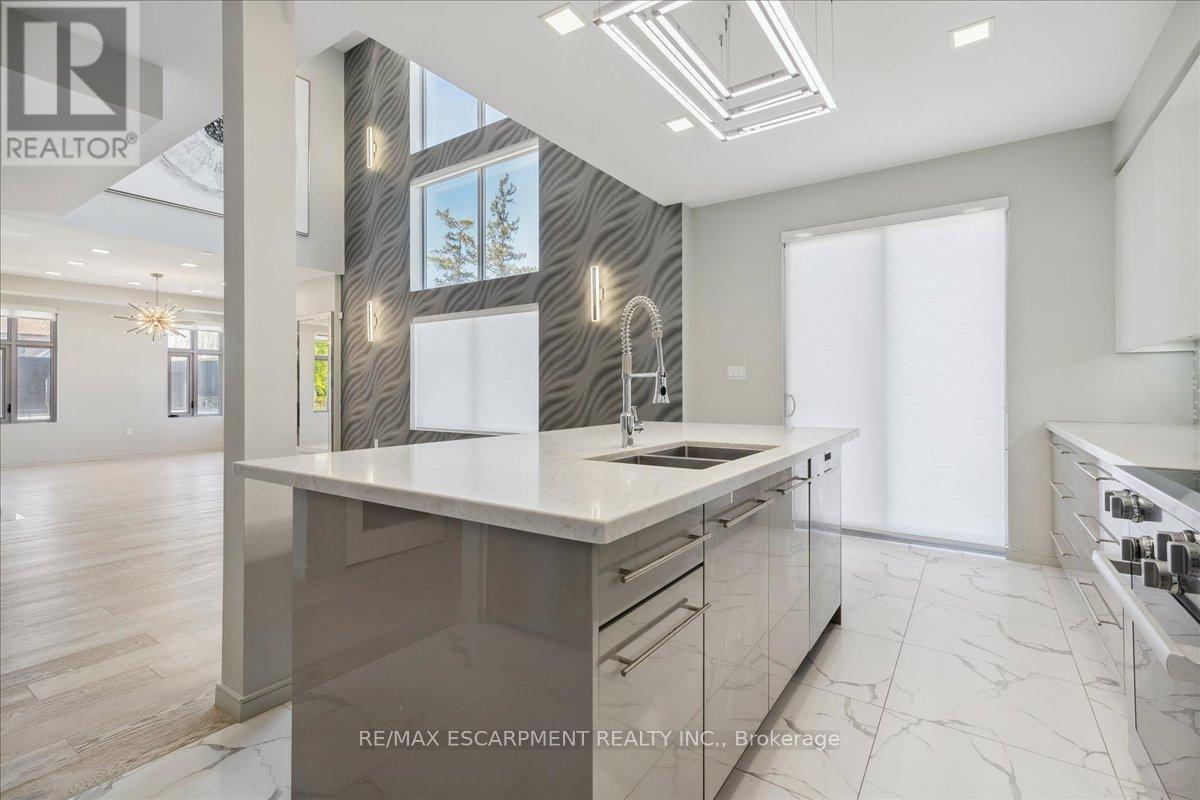 4 Sunrow Gate, Hamilton, ON - Indoor Photo Showing Kitchen With Double Sink