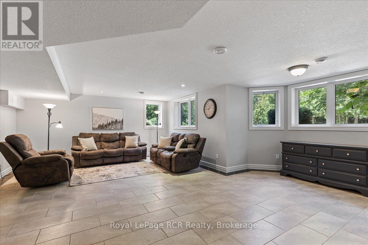 7572 Sideroad 3 E, Wellington North, ON - Indoor Photo Showing Living Room