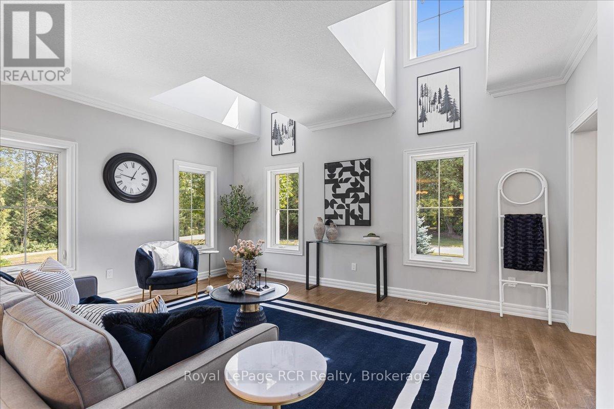 7572 Sideroad 3 E, Wellington North, ON - Indoor Photo Showing Living Room