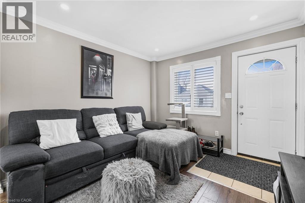 410 Cope Street, Hamilton, ON - Indoor Photo Showing Living Room
