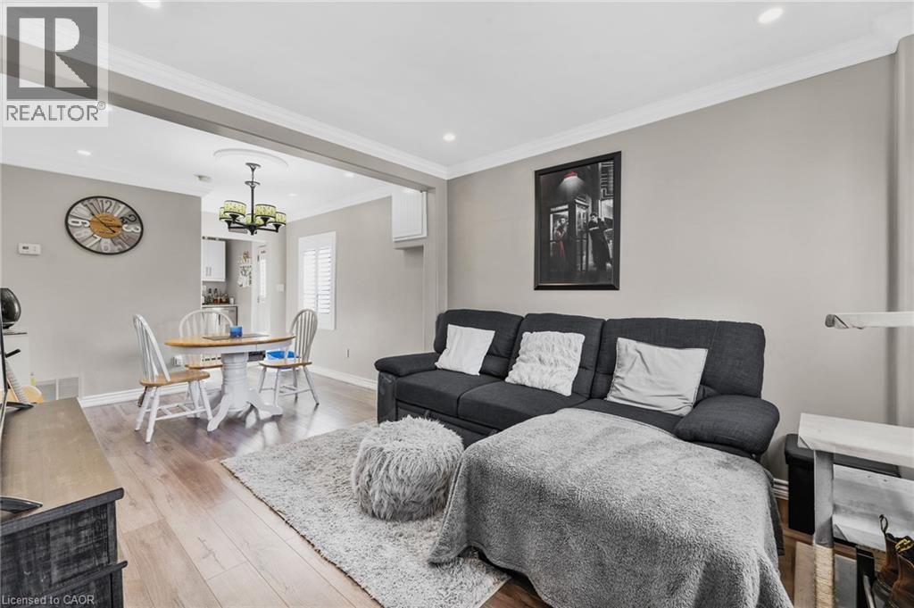 410 Cope Street, Hamilton, ON - Indoor Photo Showing Living Room