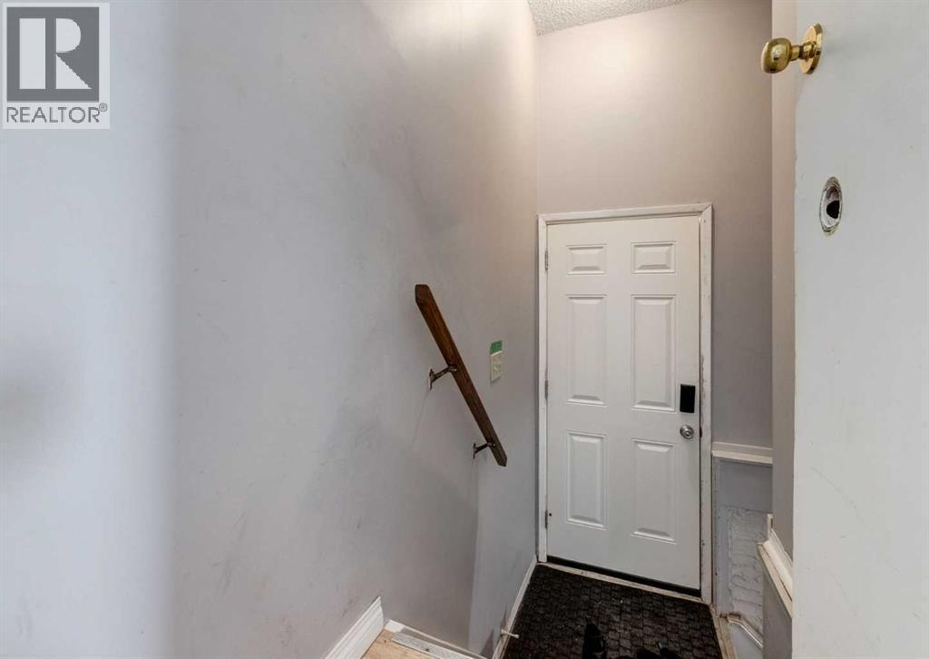 7634 & 7636 22A Street Se, Calgary, AB - Indoor Photo Showing Other Room